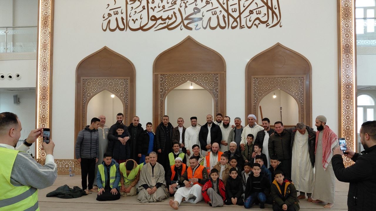 صورة جماعية للمصلين والطلاب